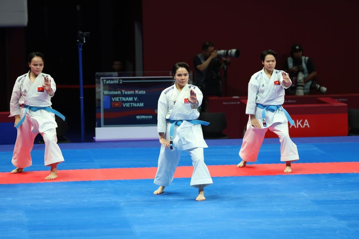 Đội karate Việt Nam tranh huy chương vàng ở nội dung kata đồng đội nữ. Ảnh: Bùi Lượng