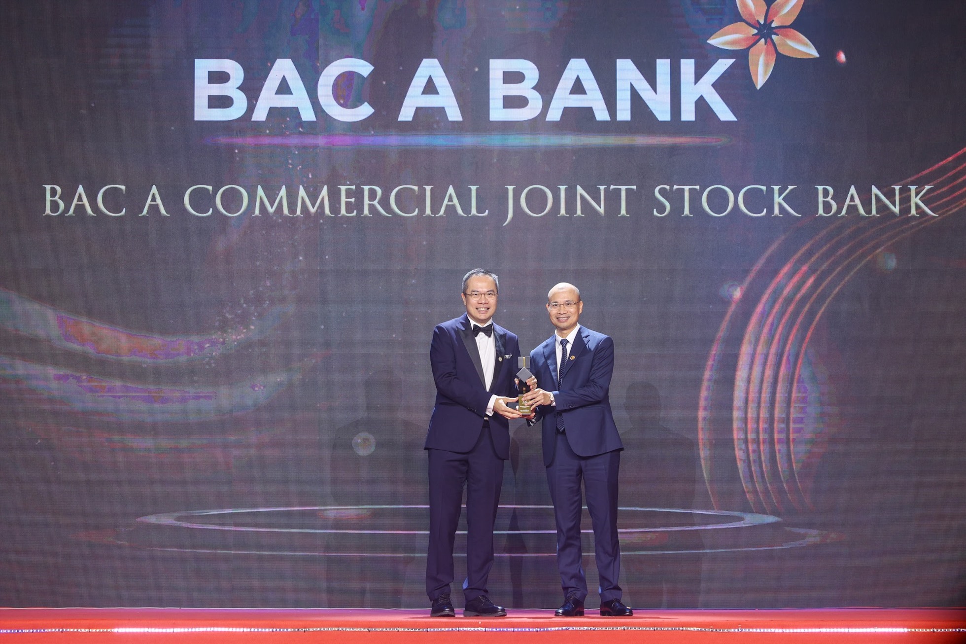 Ông Chu Nguyên Bình - Phó Tổng Giám đốc Ngân hàng TMCP Bắc Á nhận giải thưởng APEA 2023. Ảnh: Bac A Bank
