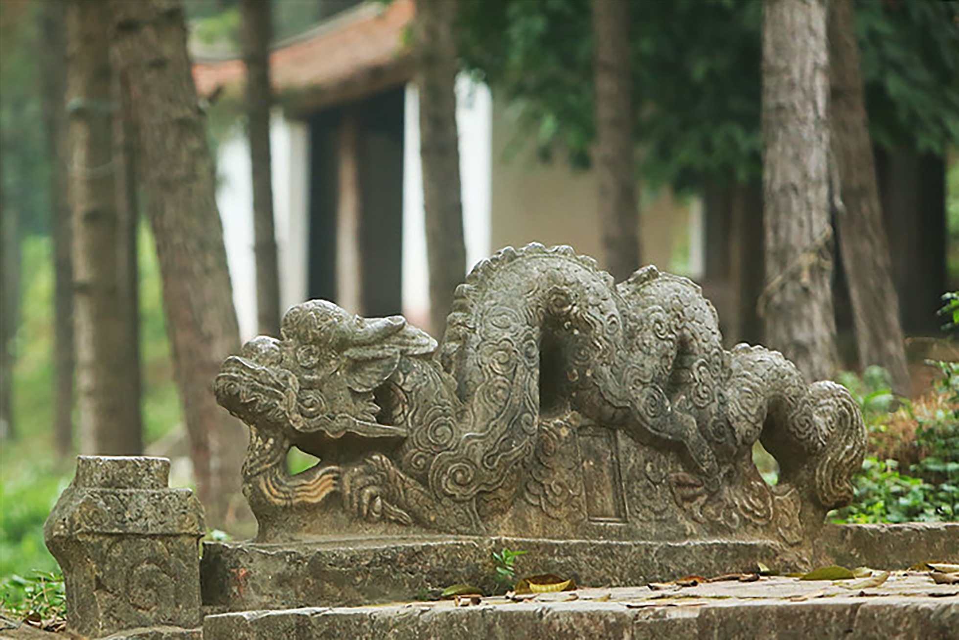 Tượng rồng được chạm khắc tinh xảo ở chùa Trăm Gian.