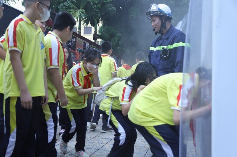 Ngoài trải nghiệm thực hành kỹ năng dập lửa, trải nghiệm thực hành kỹ năng sơ cấp cứu nạn nhân, học sinh còn được trải nghiệm thực hành kỹ năng thoát nạn trong đám cháy có khói.