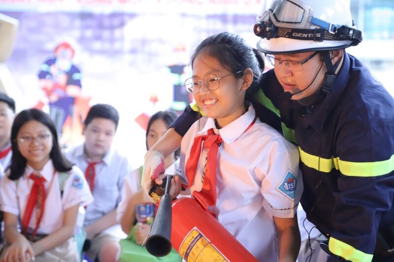 Nguyễn bảo Trân - học sinh lớp 6 trường Thcs Tây Sơn cảm thấy háo hức khi được thực hành kỹ năng sử dụng bình cứu hoả để dập tắt đám cháy. Ảnh: Hải Đăng