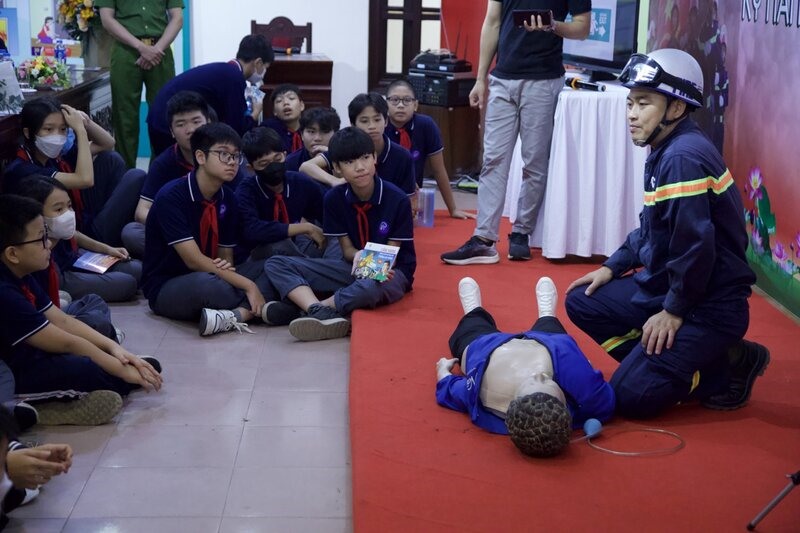 Học sinh Trường THCS Phương Mai (Đống Đa, Hà Nội) trải nghiệm thực hành kỹ năng sơ cấp cứu nạn nhân. Ảnh: Hải Đăng