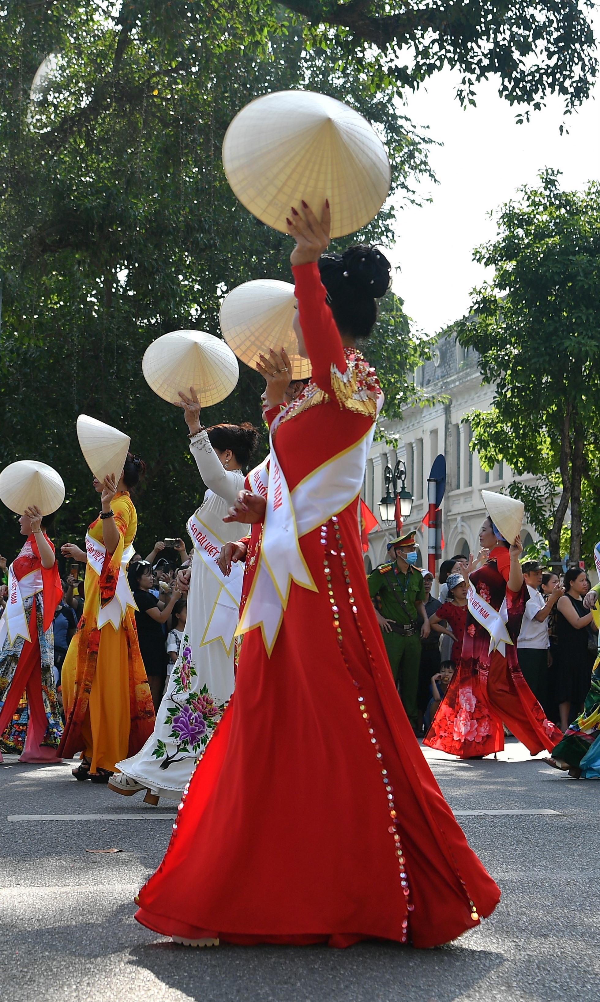 Áo dài kết hợp với nón lá góp phần tạo nên bản sắc phụ nữ Việt.