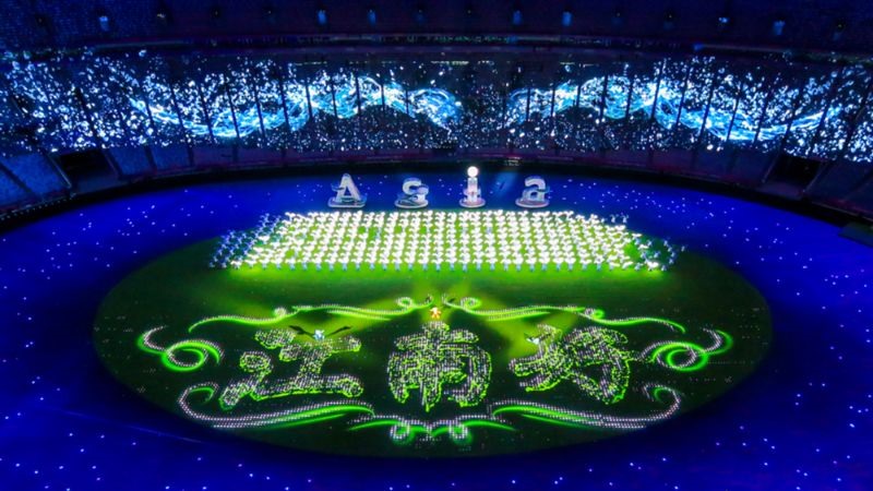 Sân vận động Olympic tràn ngập ánh sáng được trình chiếu bằng đèn LED. Ảnh: News.cn