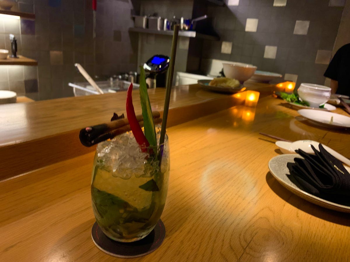 Ly cocktail được gọi là “phởjito” pha từ các nguyên liệu chính làm nên ly cocktail, kết hợp nhiều loại thảo mộc và gia vị cho mùi thơm tạo cảm giác như thực khách đang uống một tô nước phở mát lạnh với đá. Ảnh: Joshua Zukas