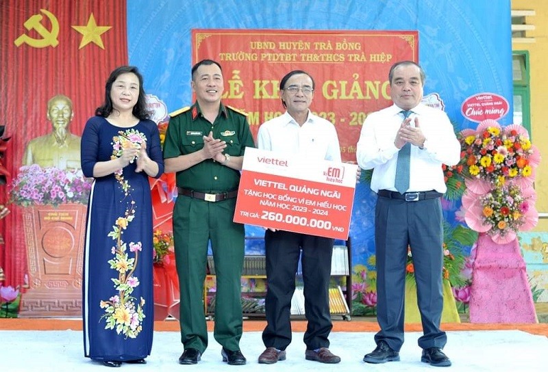 Hình ảnh trao học bổng tại huyện Trà Bồng, tỉnh Quảng Ngãi. Ảnh: Viettel
