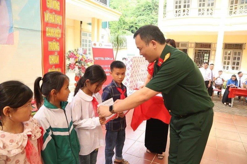 Học bổng Vì em hiếu học mà Viettel Sơn La trao tặng trong năm học 2023-2023 trị giá hơn 2,7 tỷ đồng. Ảnh: Viettel