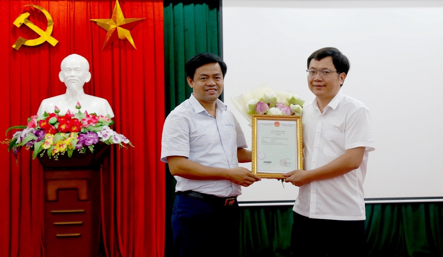 UBND huyện Hoa Lư đón nhận nhãn hiệu chứng nhận “Sen Hoa Lư - Ninh Bình“. Ảnh: Diệu Anh