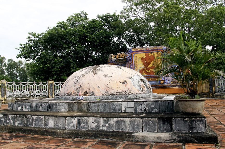 Lầu Bát Giác và khu lăng thờ hai viên quan nhà Nguyễn chết ở đây là Võ Tánh và Ngô Tùng Châu. Ảnh: Nguyễn Vân