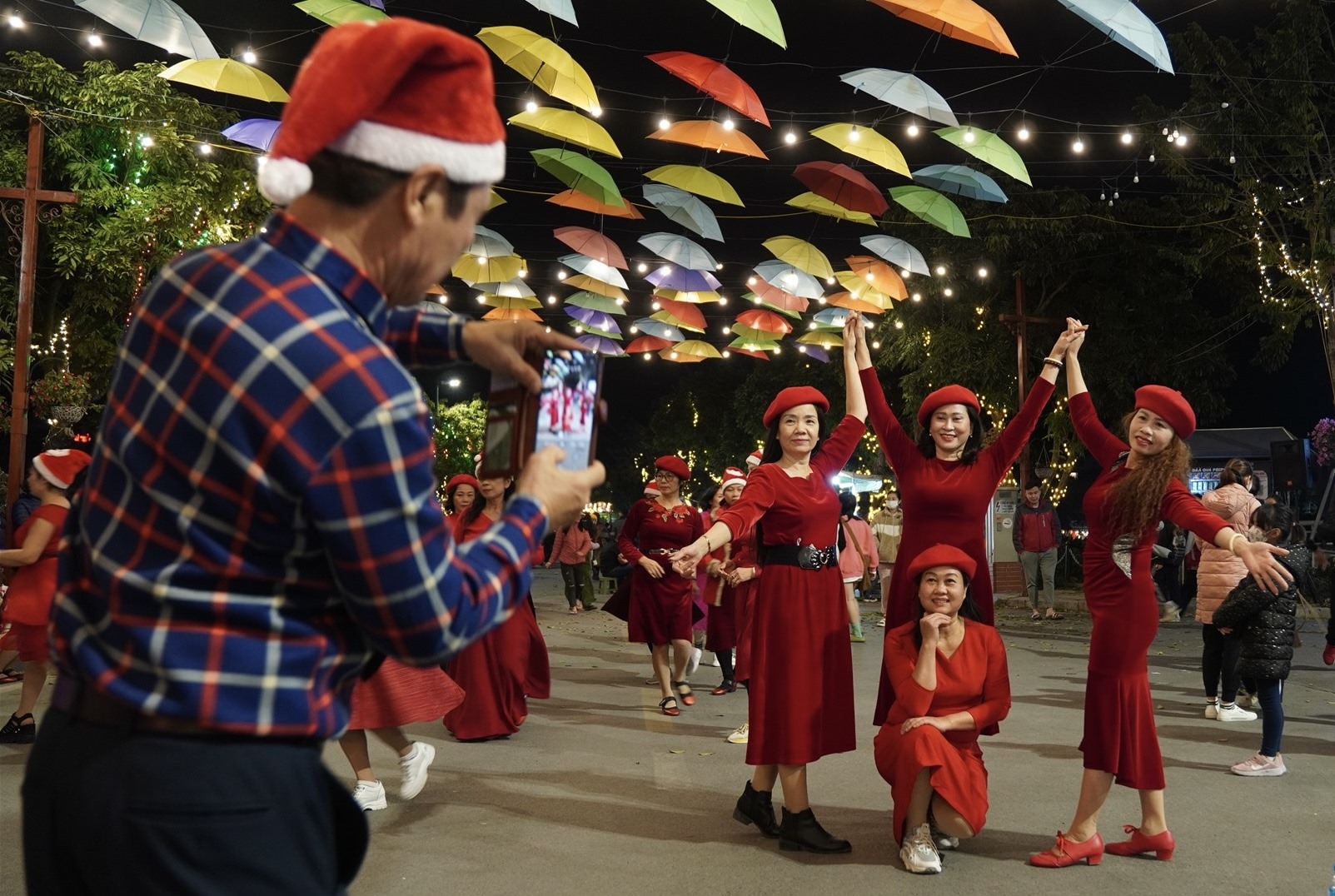 Người dân dạo chơi trên phố đi bộ Trịnh Công Sơn dịp lễ Giáng sinh năm 2022. Ảnh: Hữu Chánh