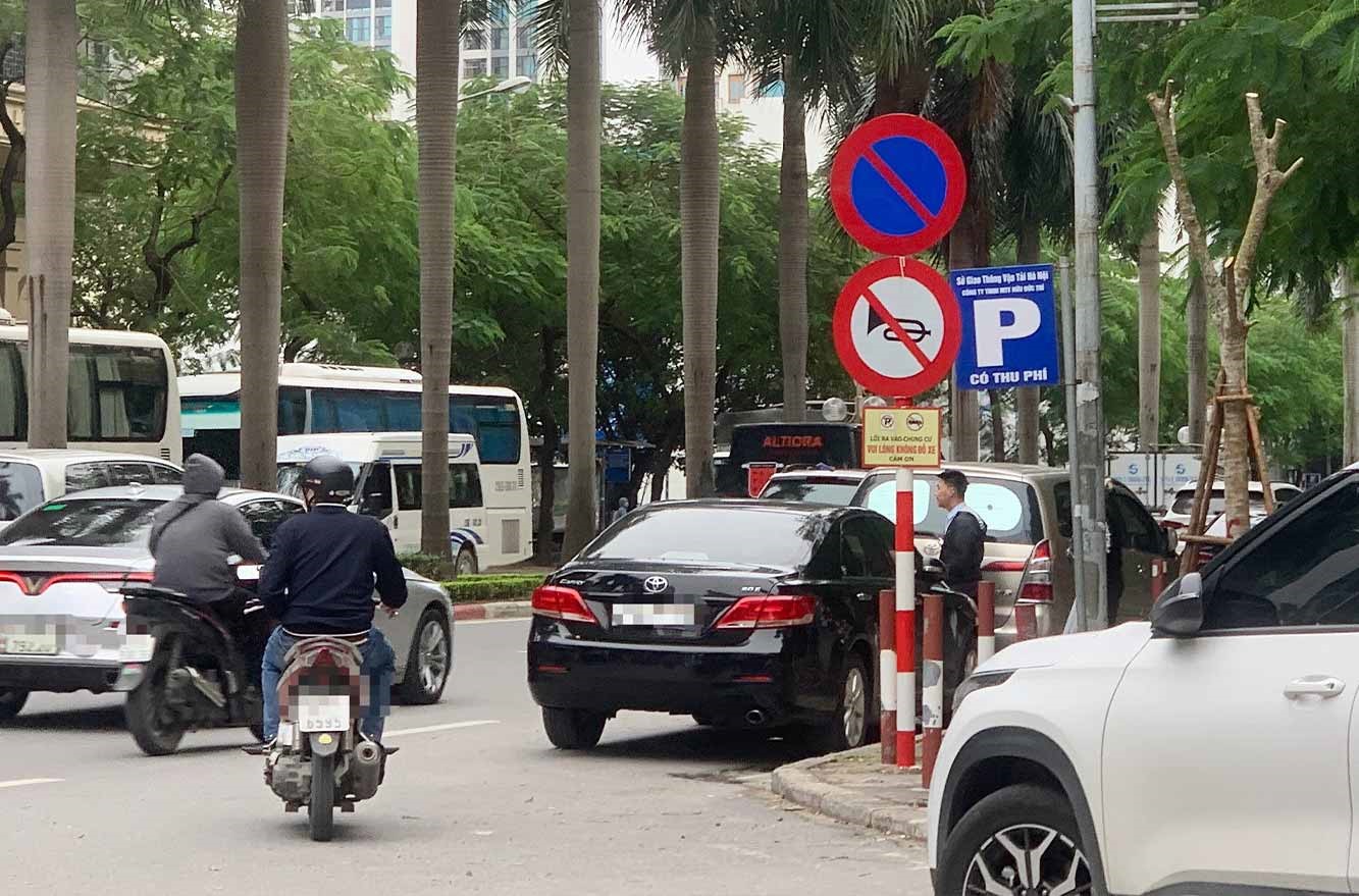 Cũng trên phố Lê Đức Thọ, đoạn giao phố Cao Xuân Huy, nhiều phương tiện đỗ nối đuôi nhau gây cản trở giao thông, nguy hiểm cho người qua lại. Ảnh: Nhật Minh
