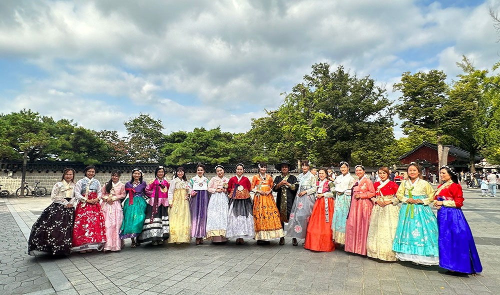 Hơn 70 bộ trang phục hanbok nam và nữ đã được quỹ văn hoá du lịch Jeollabukdo tài trợ và chuẩn bị sẵn để phục vụ đoàn nghệ sỹ và doanh nhân miss world business.