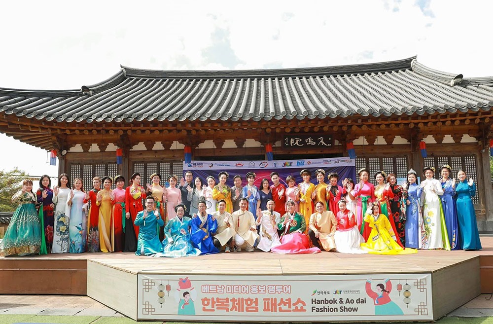 Chương trình giao lưu và biểu diễn trang phục truyền thống áo dài của Việt Nam và hanbok Hàn Quốc diễn ra tại Trung tâm Văn hóa Hanbyeok Jeonju.