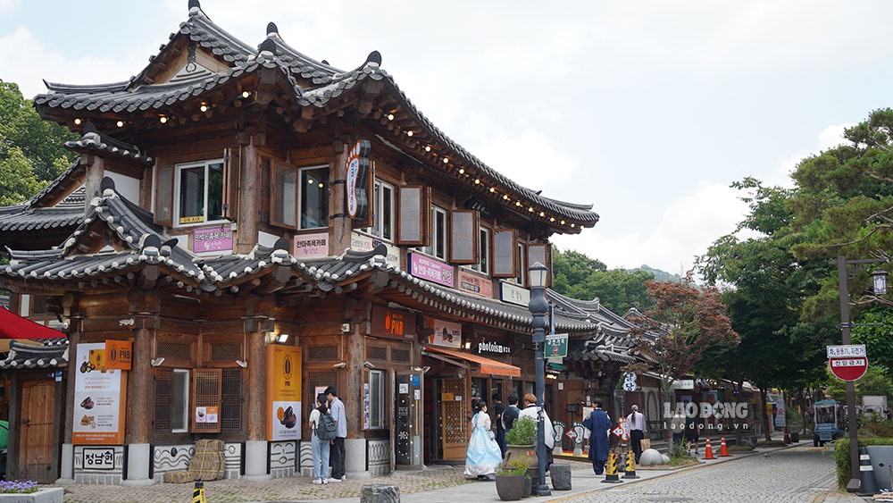 Làng cổ Hanok Jeonju là nơi lưu giữ nhiều nét kiến trúc cổ kính. Ngôi làng nằm ở thành phố Jeonju, tỉnh Jeollabuk-do là một trong ba làng cổ nổi tiếng nhất Hàn Quốc. Ảnh: Ý Yên