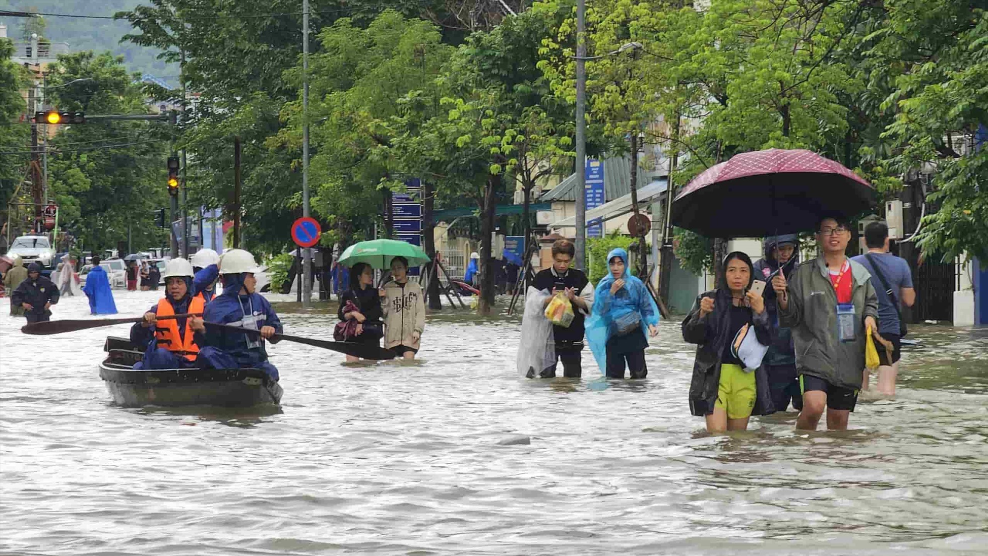 Mưa lũ ba ngày ở Huế khiến nhiều du khách thay đổi kế hoạch. Ảnh: Nguyễn Luân