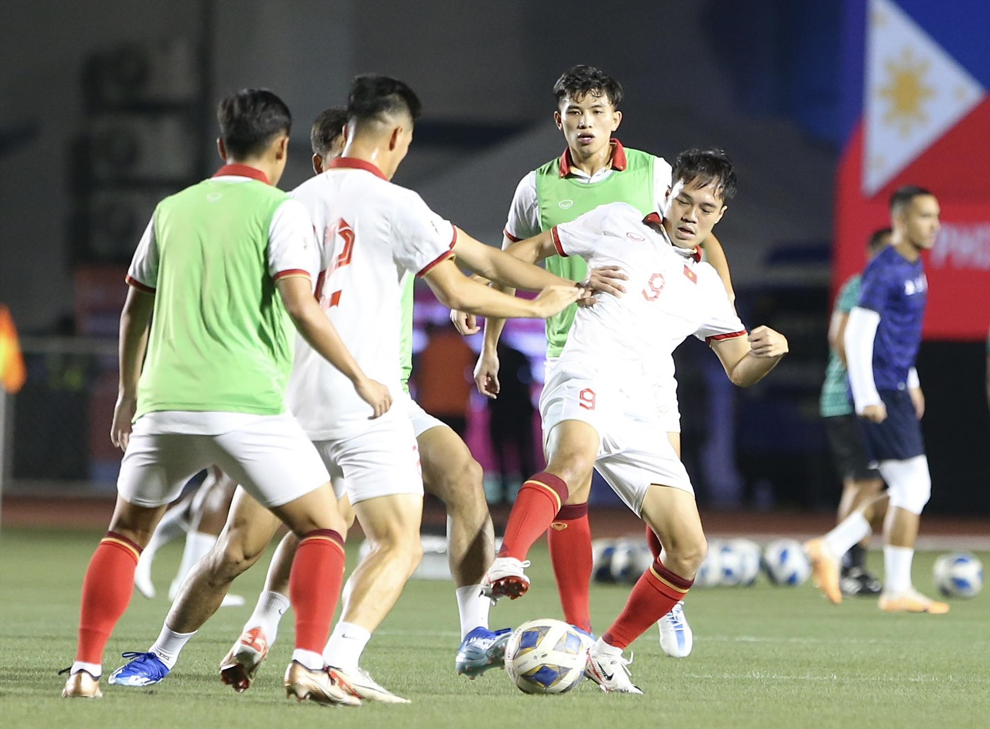 Các cầu thủ tuyển Việt Nam khởi động trước trận. Ảnh: Trung Thu