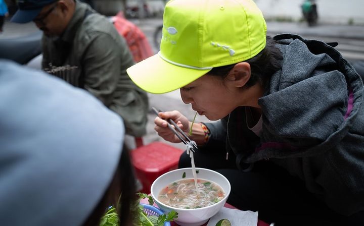 Một thực khách của quán vỉa hè. Ảnh: Instagram nhân vật