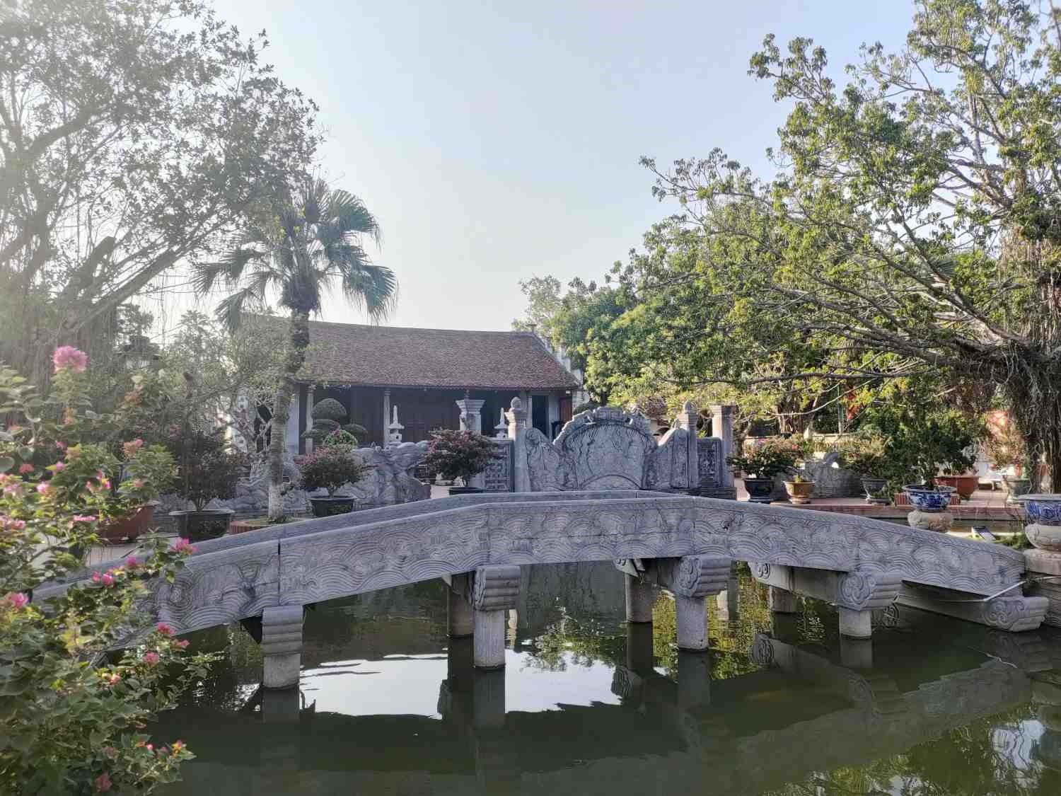 Khu di tích đền Trạng Trình Nguyễn Bỉnh Khiêm rộng gần 13 ha với nhiều điểm tham quan, tọa lạc giữa không gian rộng lớn, thoáng mát. Di tích này được Nhà nước xếp hạng Di tích quốc gia đặc biệt năm 2016.