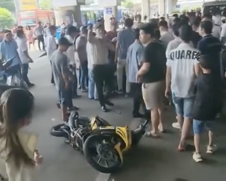 Vụ việc xe máy chạy lạc vào sân bay Tân Sơn Nhất khiến nhiều người hiếu kì theo dõi - Ảnh cắt clip