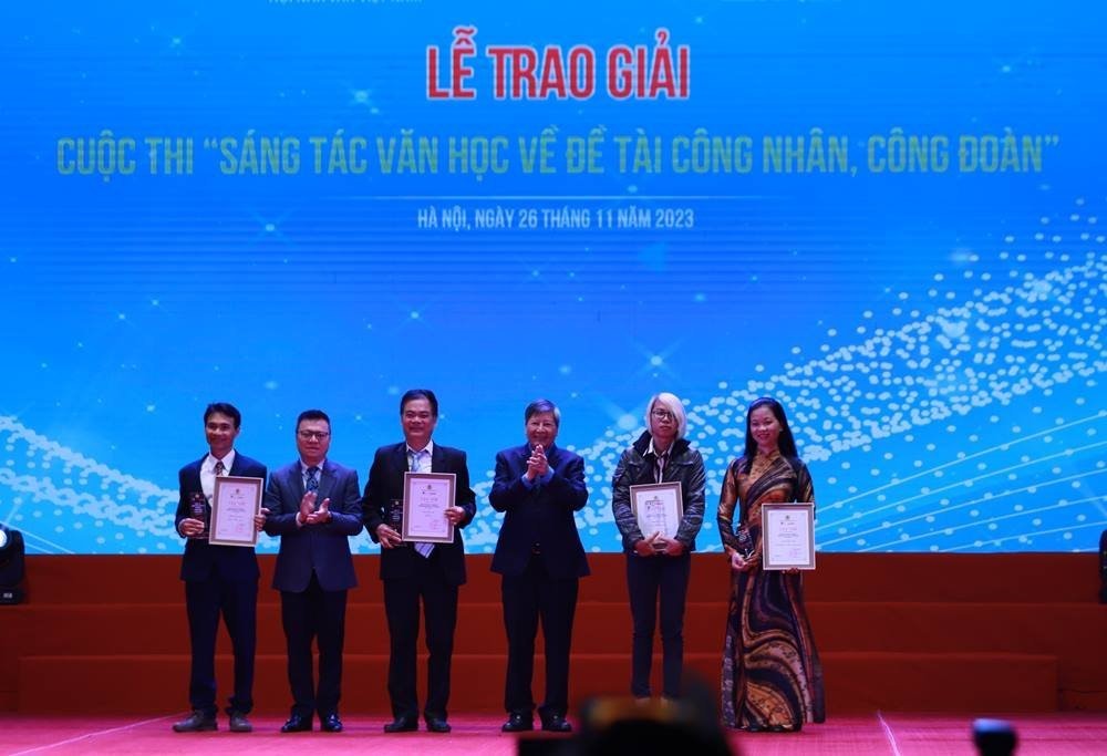 Các tác giả nhận giải Nhì. Ảnh: Hải Nguyễn