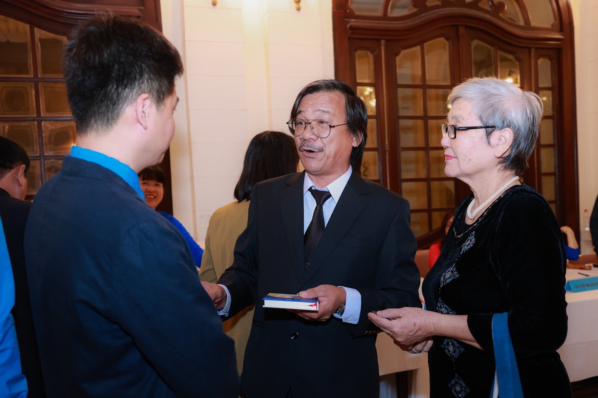 Nhà thơ, nhà văn Hoàng Việt Hằng (ngoài cùng, phải) trò chuyện trước thềm lễ trao giải. Ảnh: Hải Nguyễn