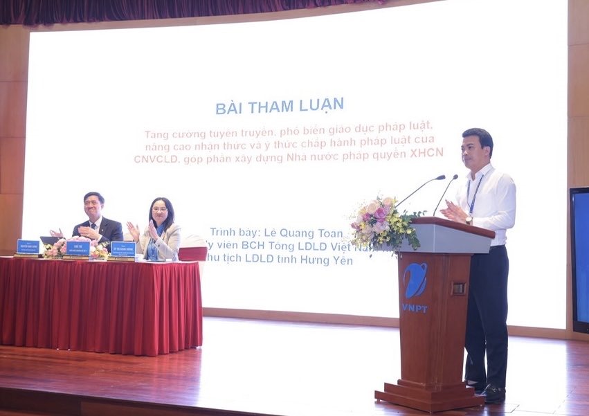 Ông Lê Quang Toản - Tỉnh ủy viên, Ủy viên Ban Chấp hành Tổng Liên đoàn - Chủ tịch LĐLĐ tỉnh Hưng Yên phát biểu tại diễn đàn.
