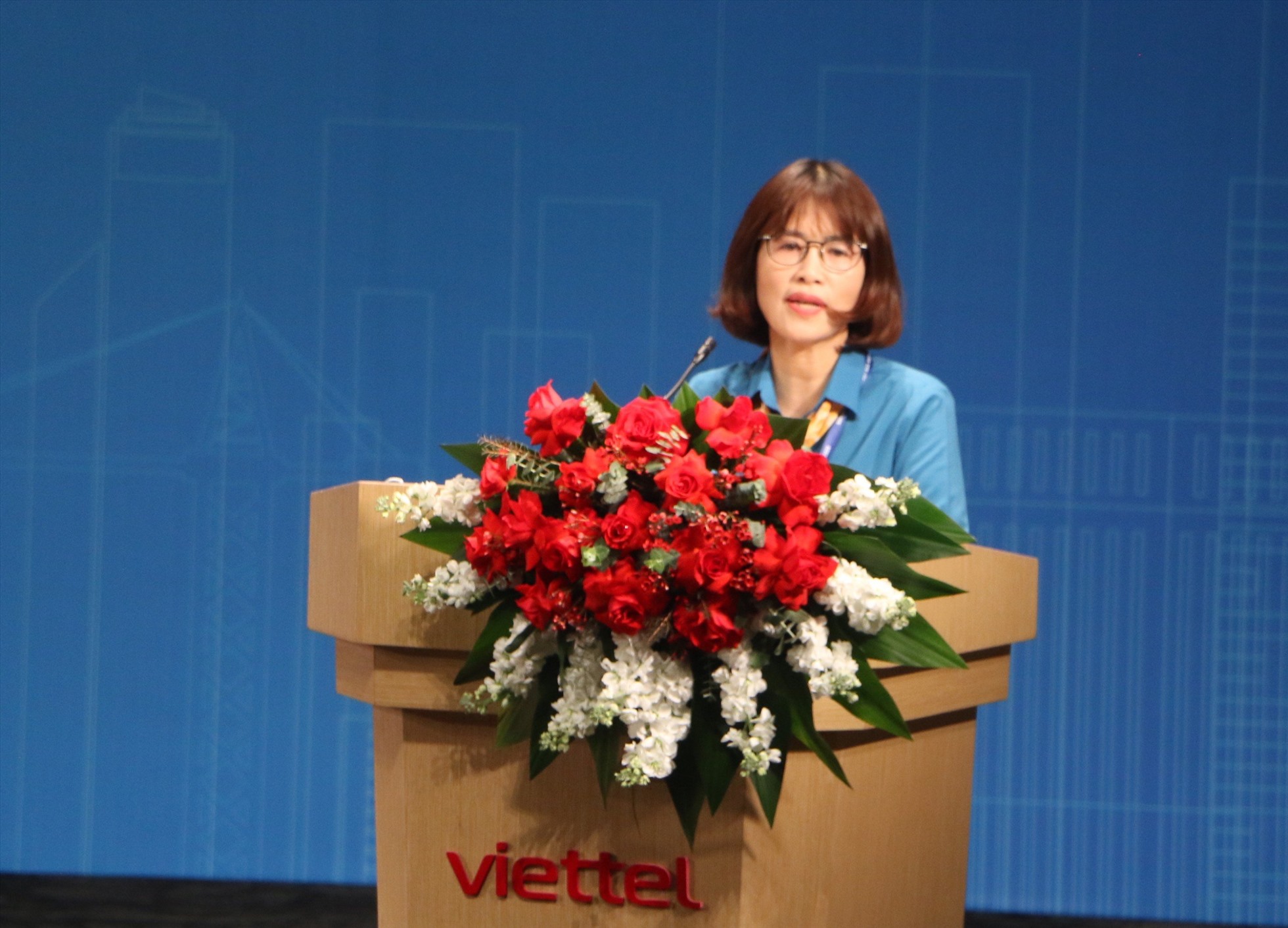 Thượng tá Nghiêm Thị Minh Tâm, Chủ tịch Công đoàn Tập đoàn Viettel phát biểu tham luận tại Diễn đàn 2. Ảnh: Hà Anh
