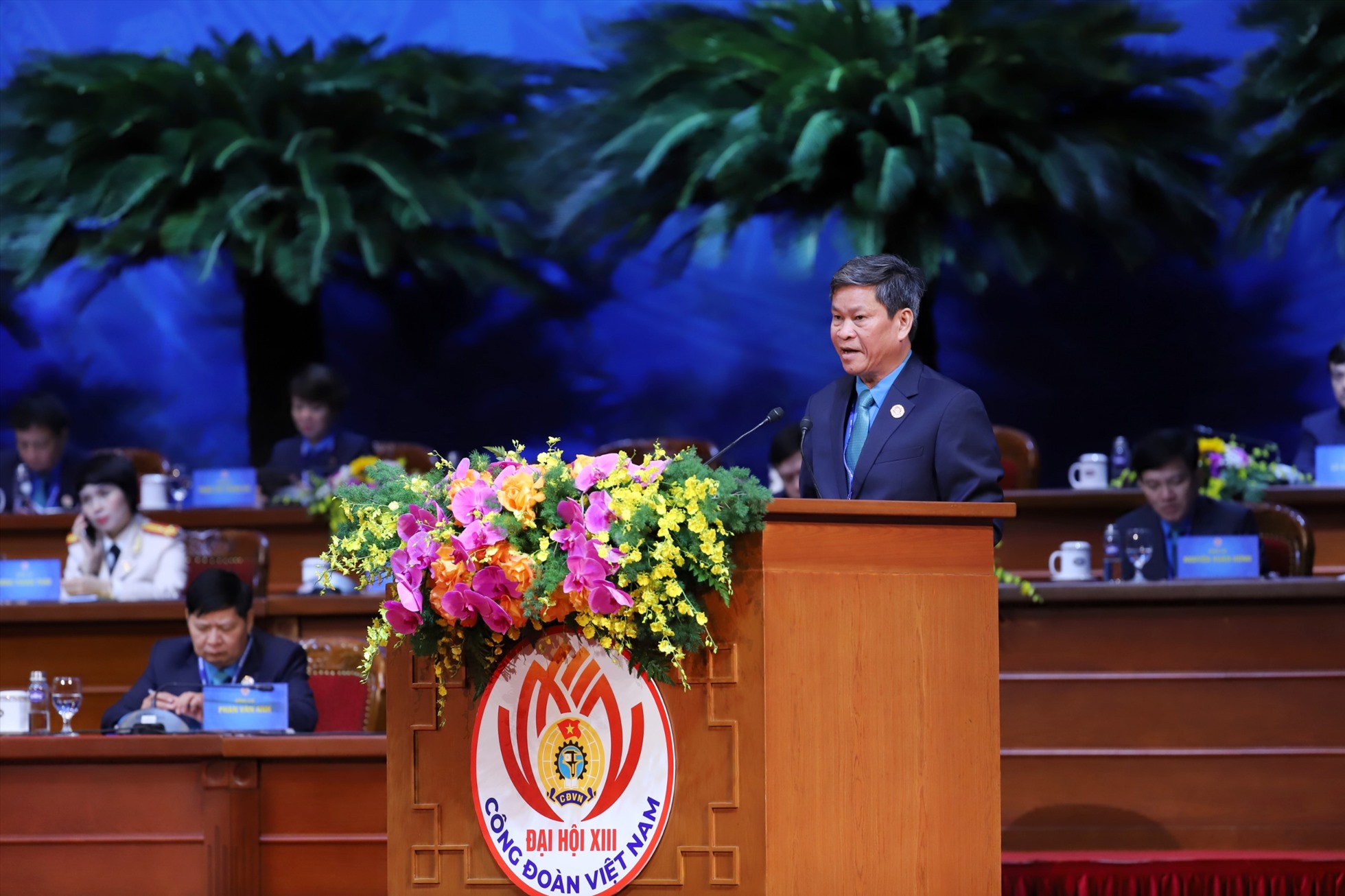 Ông Huỳnh Thanh Xuân, Phó Chủ tịch Tổng LĐLĐ Việt Nam trình bày báo cáo bổ sung, sửa đổi Điều lệ Công đoàn Việt Nam. Ảnh: Tô Thế