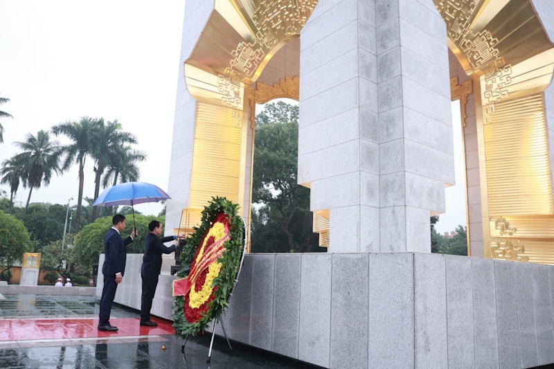 Đoàn Chủ tịch Tổng LĐLĐVN vào Lăng viếng Chủ tịch Hồ Chí Minh và dâng hương tại Đài tưởng niệm các Anh hùng liệt sĩ Bắc Sơn. Ảnh: Hải Nguyễn