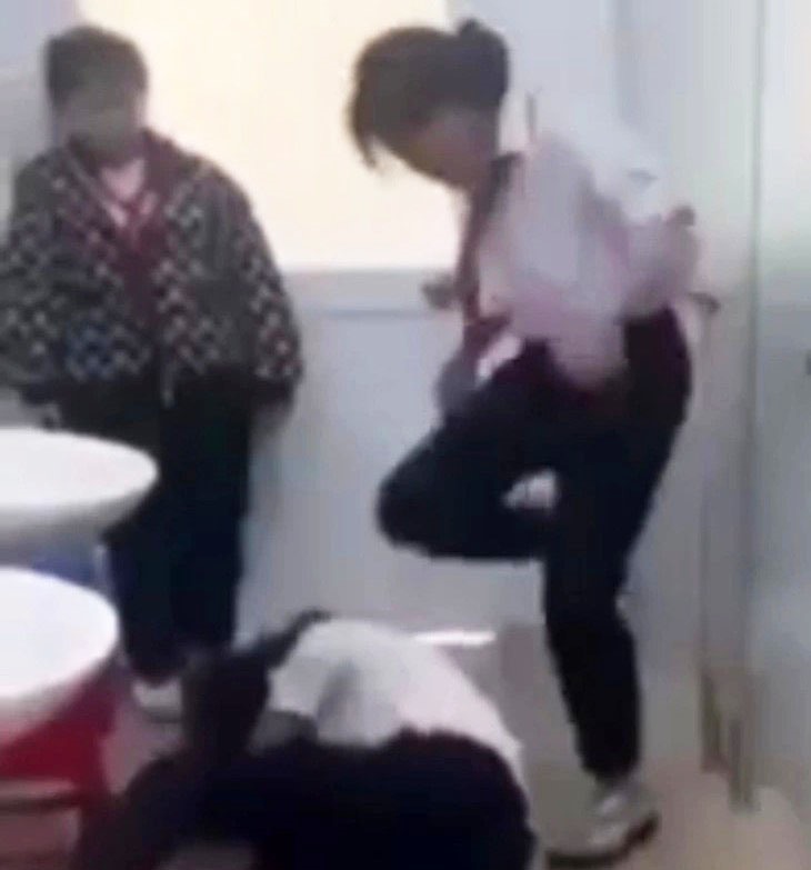 Hình ảnh nữ sinh bị 3 học sinh khác thay nhau đánh trong nhà vệ sinh. Ảnh: Chụp màn hình