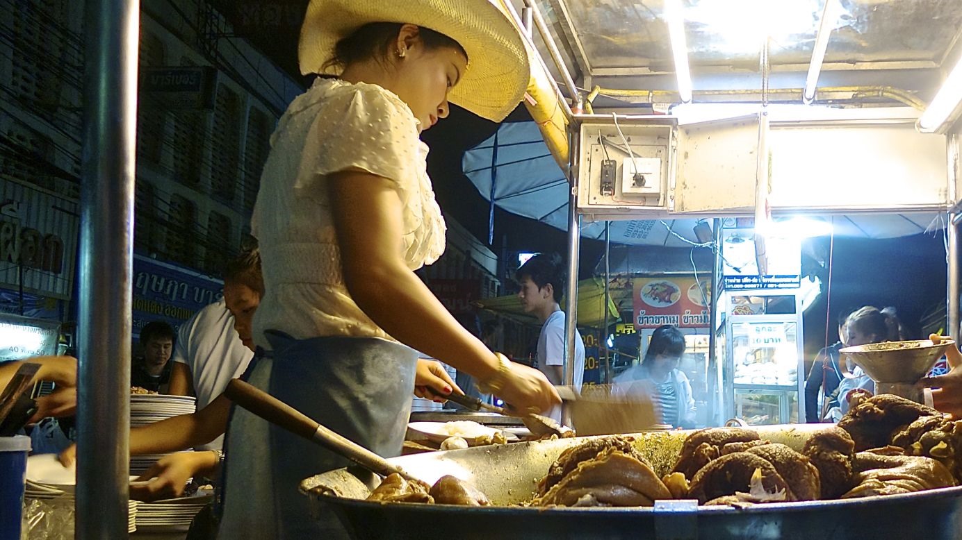 Bà chủ quán cơm bình dân trong một khu chợ đêm ven đường ở Chiang Mai luôn tay bán hàng từ chiều tới khuya. Địa chỉ này mở bán từ 17h đến 2h sáng hôm sau. Ảnh: Zero Point Zero/CNN