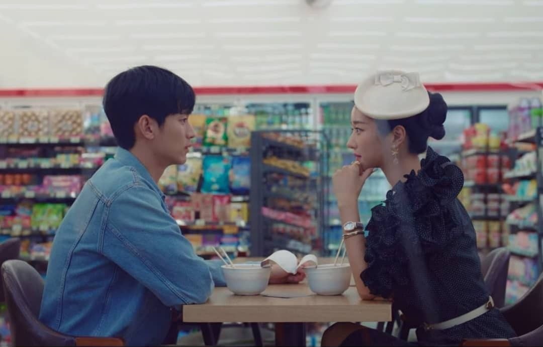 Một cảnh quay tại cửa hàng tiện lợi trong bộ phim Hàn Quốc It's Okay to Not Be Okay (2020). Ảnh: Chụp màn hình