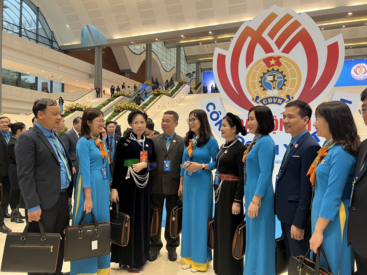 Các đại biểu tham dự Đại hội XIII Công đoàn Việt Nam háo hức trước giờ chính thức khai mạc đại hội.