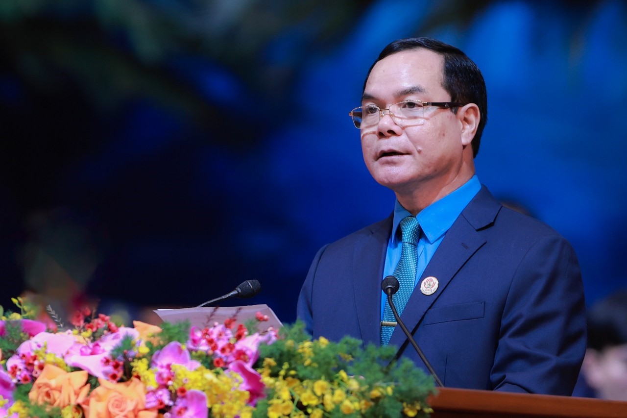 Chủ tịch Tổng LĐLĐVN Nguyễn Đình Khang đọc diễn văn bế mạc Đại hội. Ảnh: Đình Hải