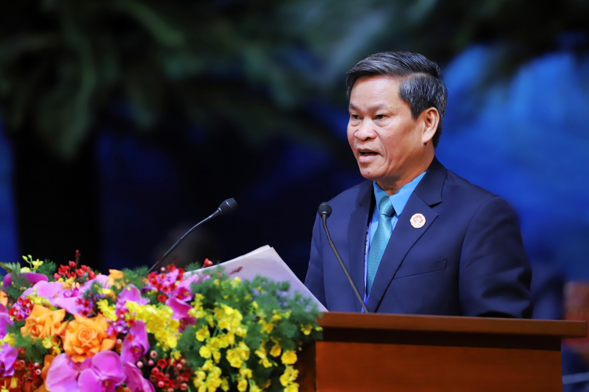 Phó Chủ tịch Tổng Liên đoàn Lao động Việt Nam Huỳnh Thanh Xuân trình bày báo cáo. Ảnh: Tô Thế