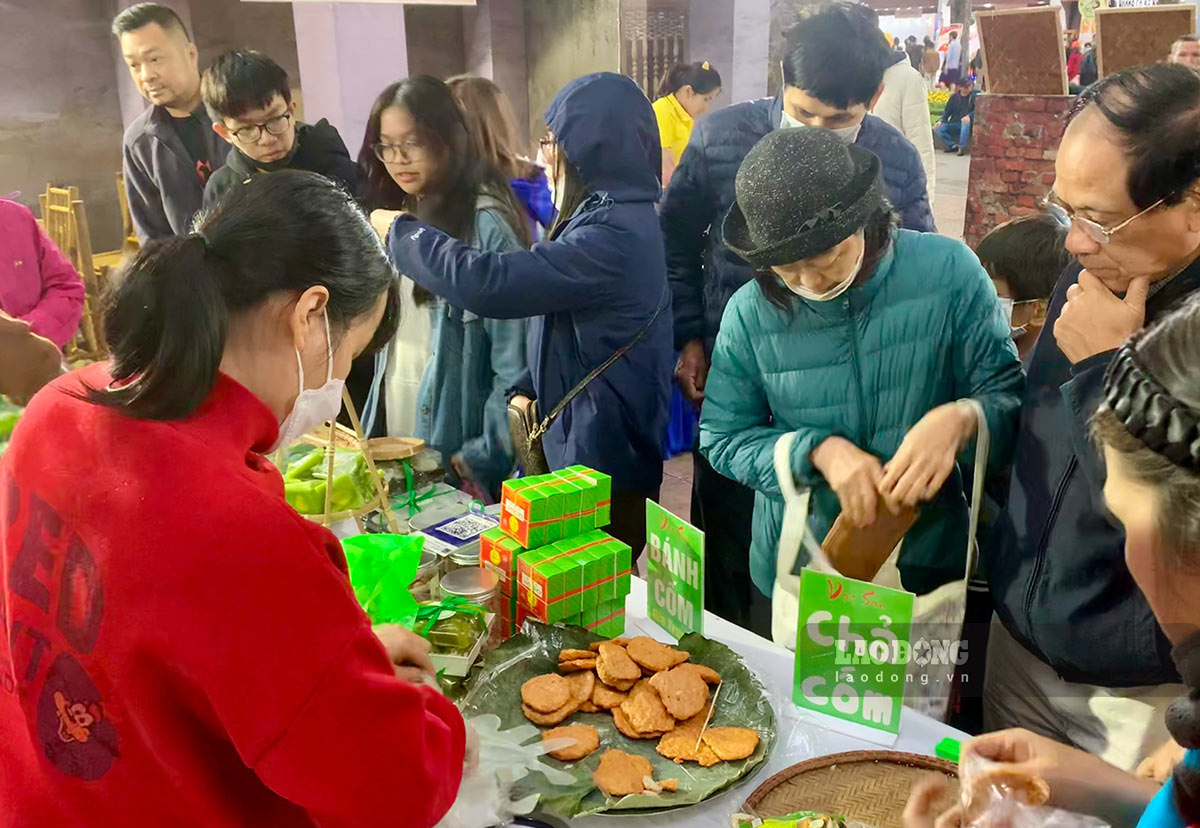 Cốm Mễ Trì, bánh dày Quán Gánh, nem Phùng... cũng là một số đặc sản đón khách nườm nượp. Đặc sản của các tỉnh thành như Hà Giang, Sơn La, Hà Nam... cũng thu hút sự quan tâm của du khách đến lễ hội.