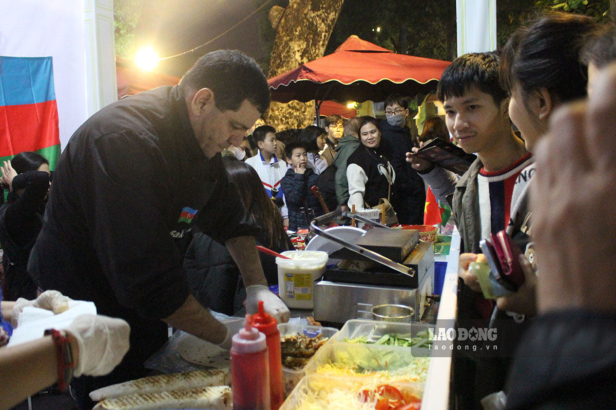 Đầu bếp Azerbaijan phục vụ bánh mì kẹp thịt döner kebab tại lễ hội.