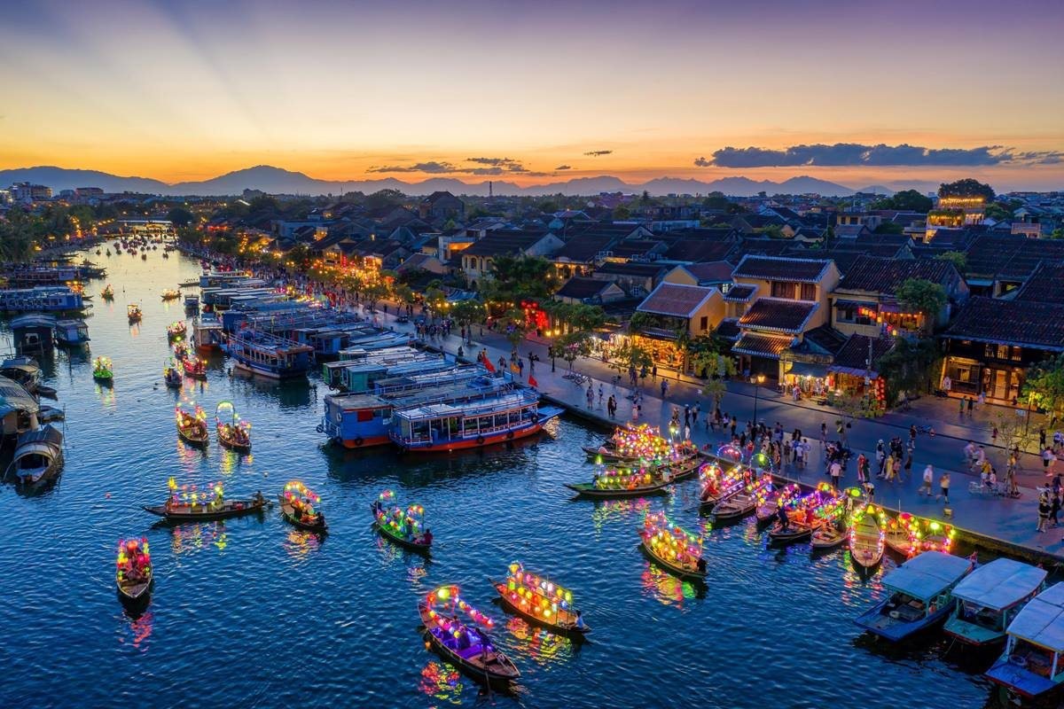 Thuyền hoa đăng trên sông Hoài ở Hội An. Ảnh: Trần Minh Lương