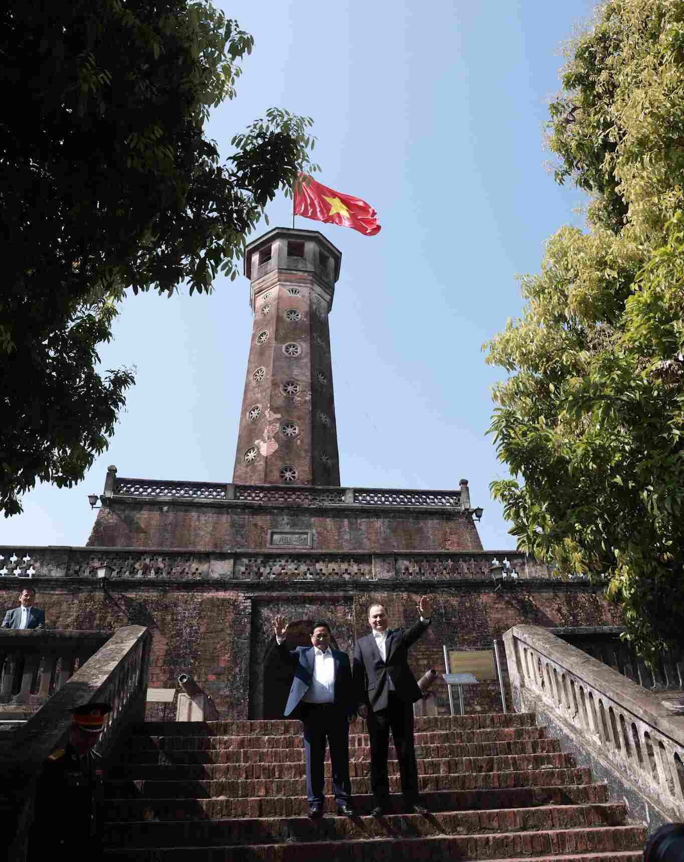 Hai Thủ tướng chụp ảnh lưu niệm ở cột cờ Hà Nội. Ảnh: Hải Nguyễn