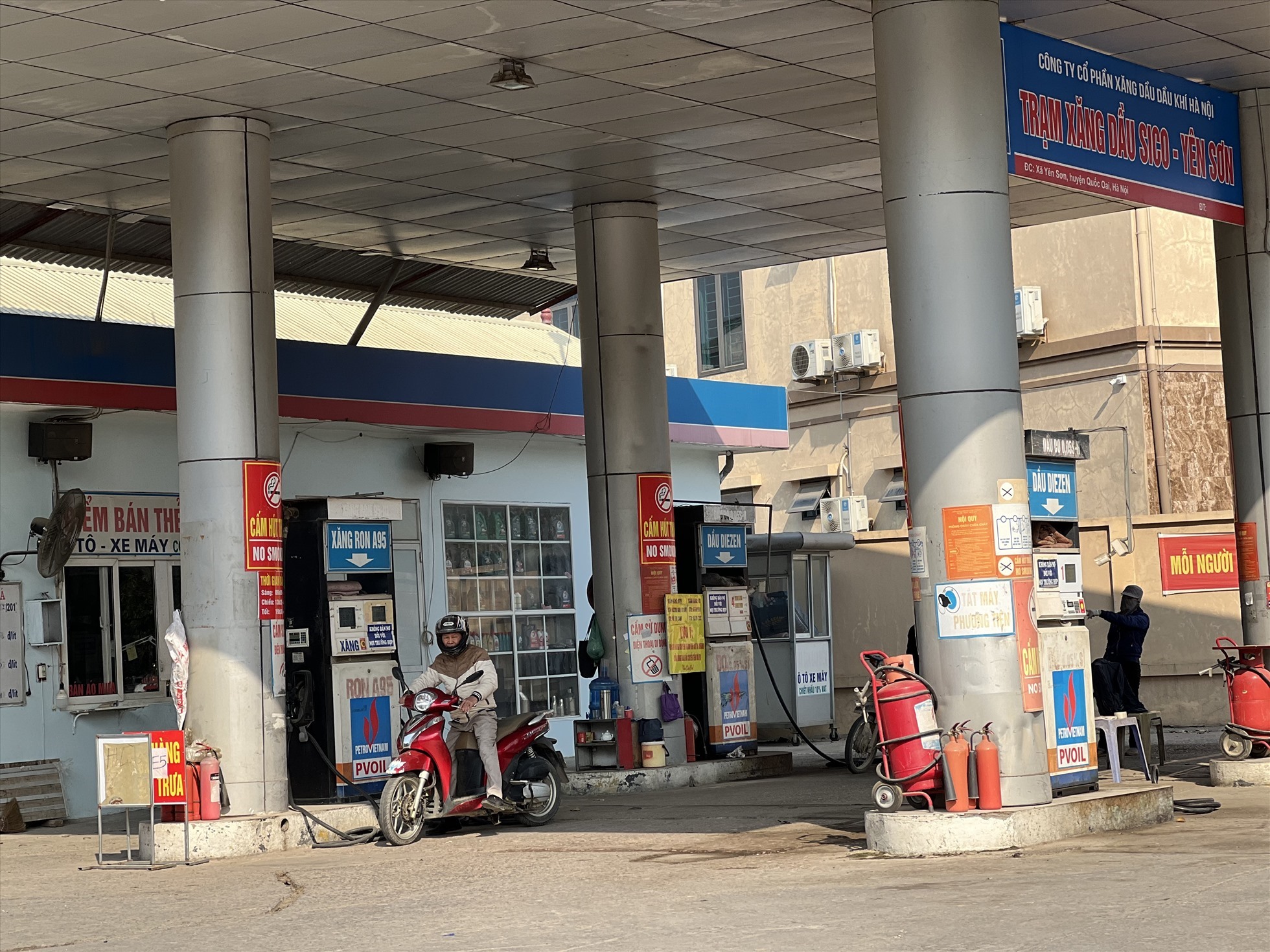 Nhiều cửa hàng xăng dầu ở Hà Nội treo biển hết xăng (ảnh ghi nhận chiều 29.1). Ảnh: Cường Ngô
