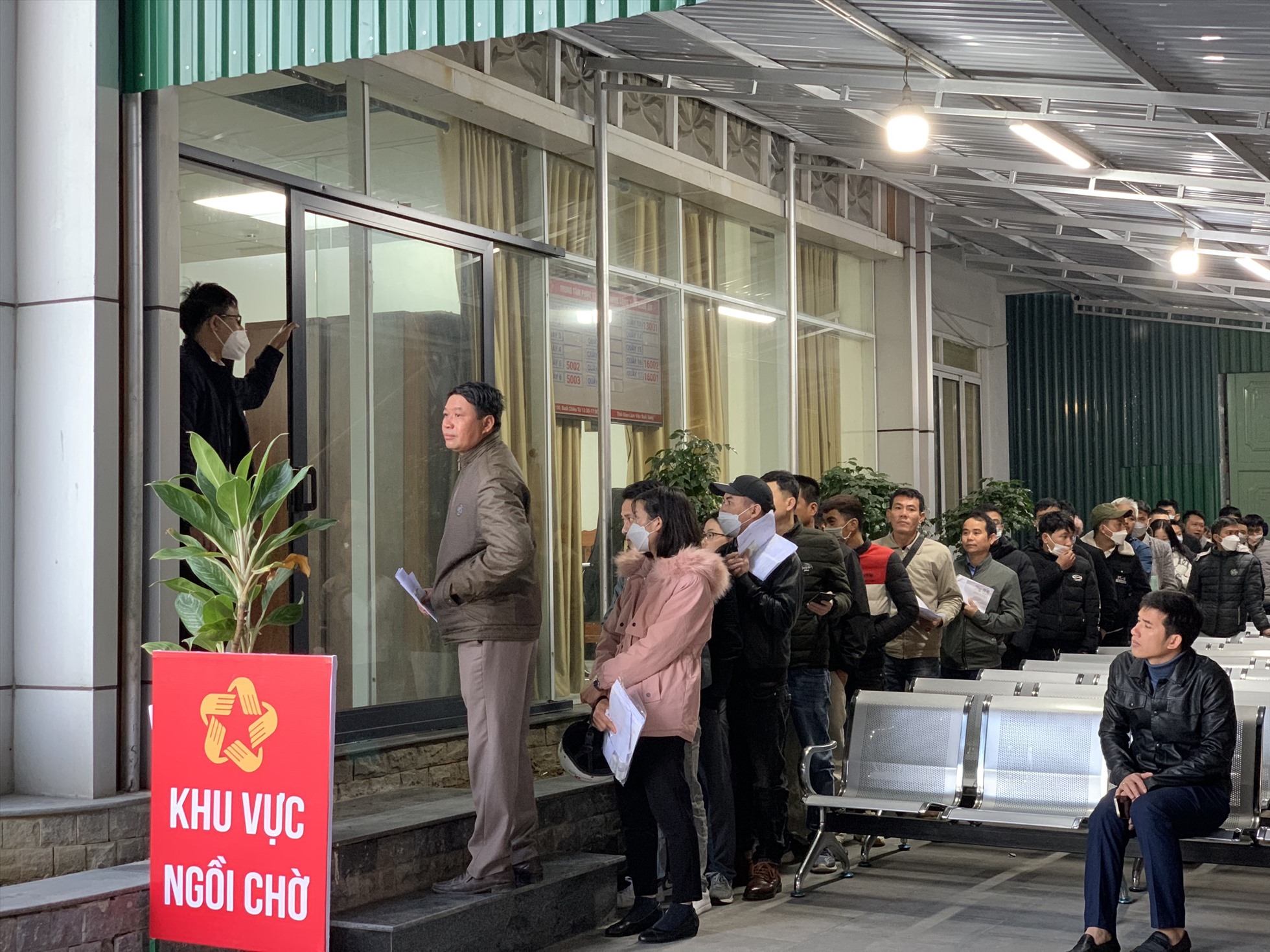 Người dân đến Trung tâm Phục vụ Hành chính công tỉnh Nghệ An được hướng dẫn chu đáo. Ảnh: Hải Đăng