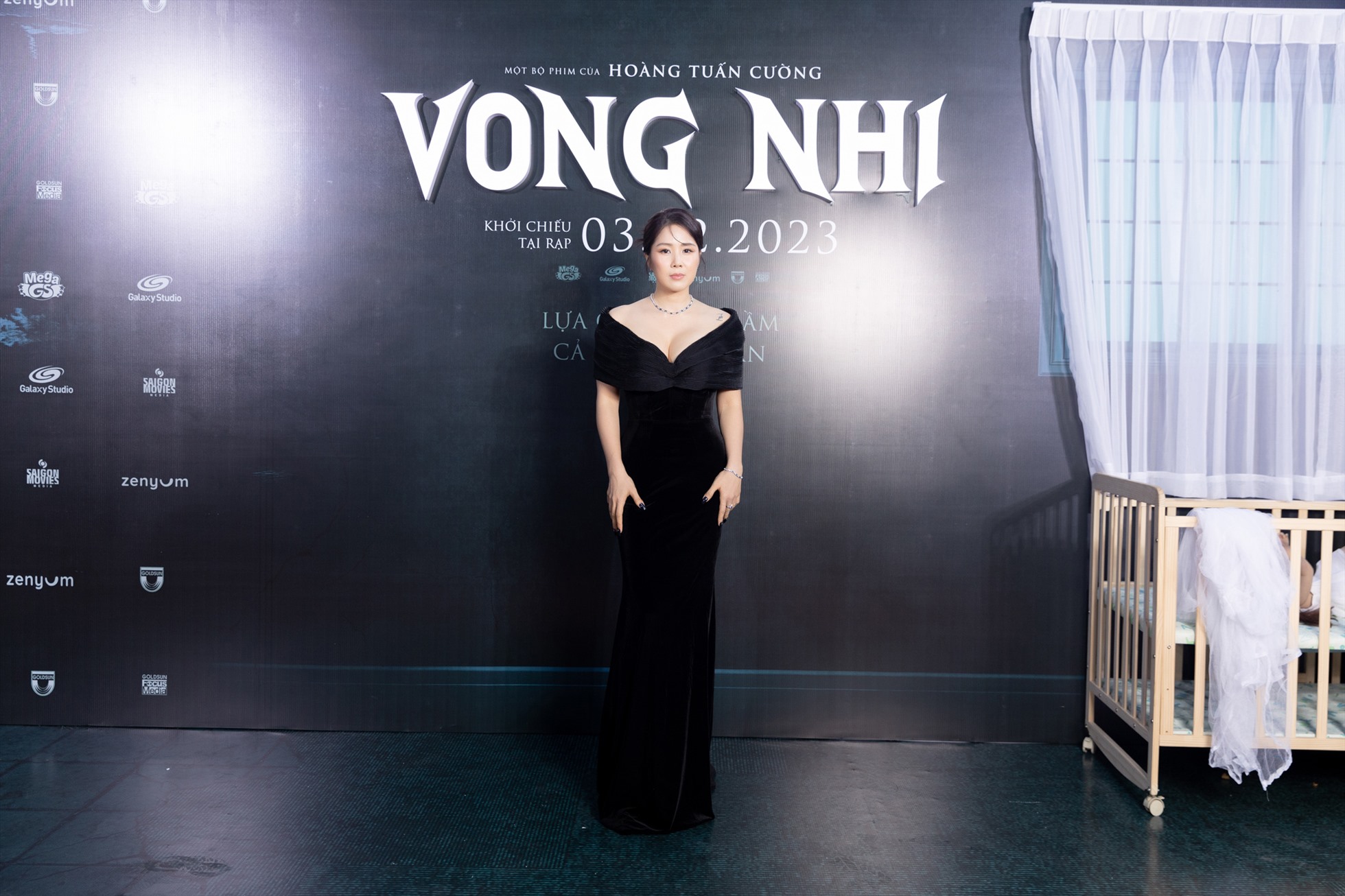 Có mặt sớm nhất tại sự kiện, nữ diễn viên Lê Phương xuất hiện với hình ảnh vô cùng gợi cảm cùng đầm đuôi cá đen cắt xẻ khoe vòng 1 táo bạo.