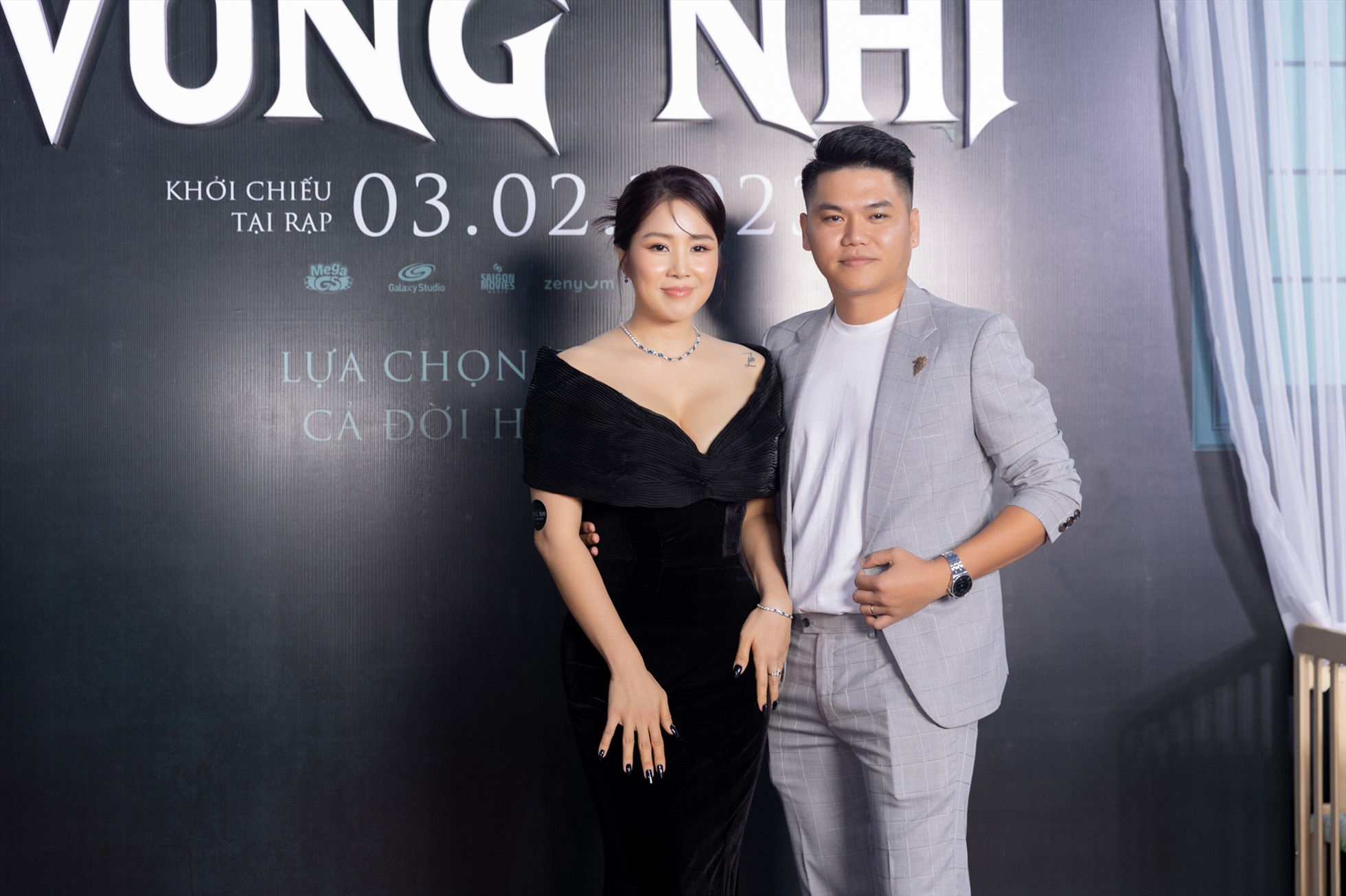Nữ diễn viên được ông xã - nam ca sĩ Phạm Trung Kiên cùng các thành viên bố mẹ hai bên gia đình hộ tống và dành nhiều tình cảm, sự cổ vũ trong lần đầu xuất hiện trên màn ảnh rộng với một vai chính nặng ký.