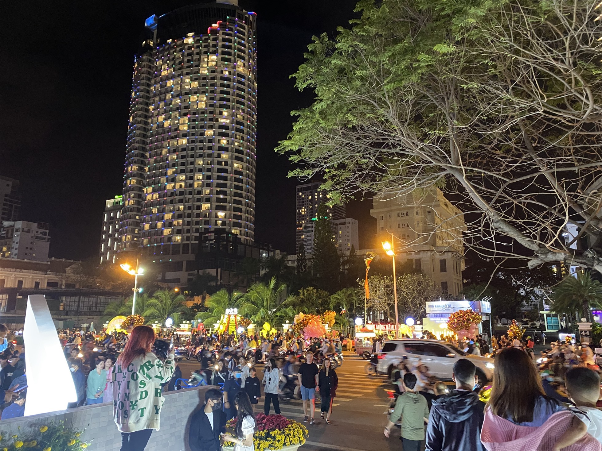 Người dân và du khách tham quan du lịch ở TP.Nha Trang trong đêm giao thừa. Ảnh: Thu Cúc