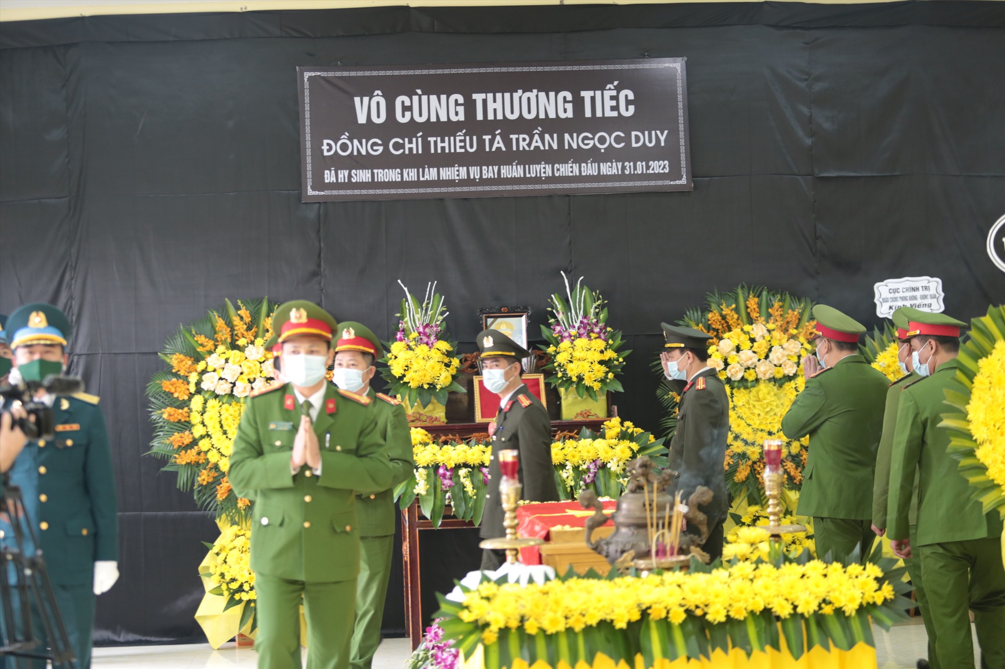 Rất đông đồng đội và người thân cùng các cơ quan chức năng đến viếng thiếu tá Trần Ngọc Duy.