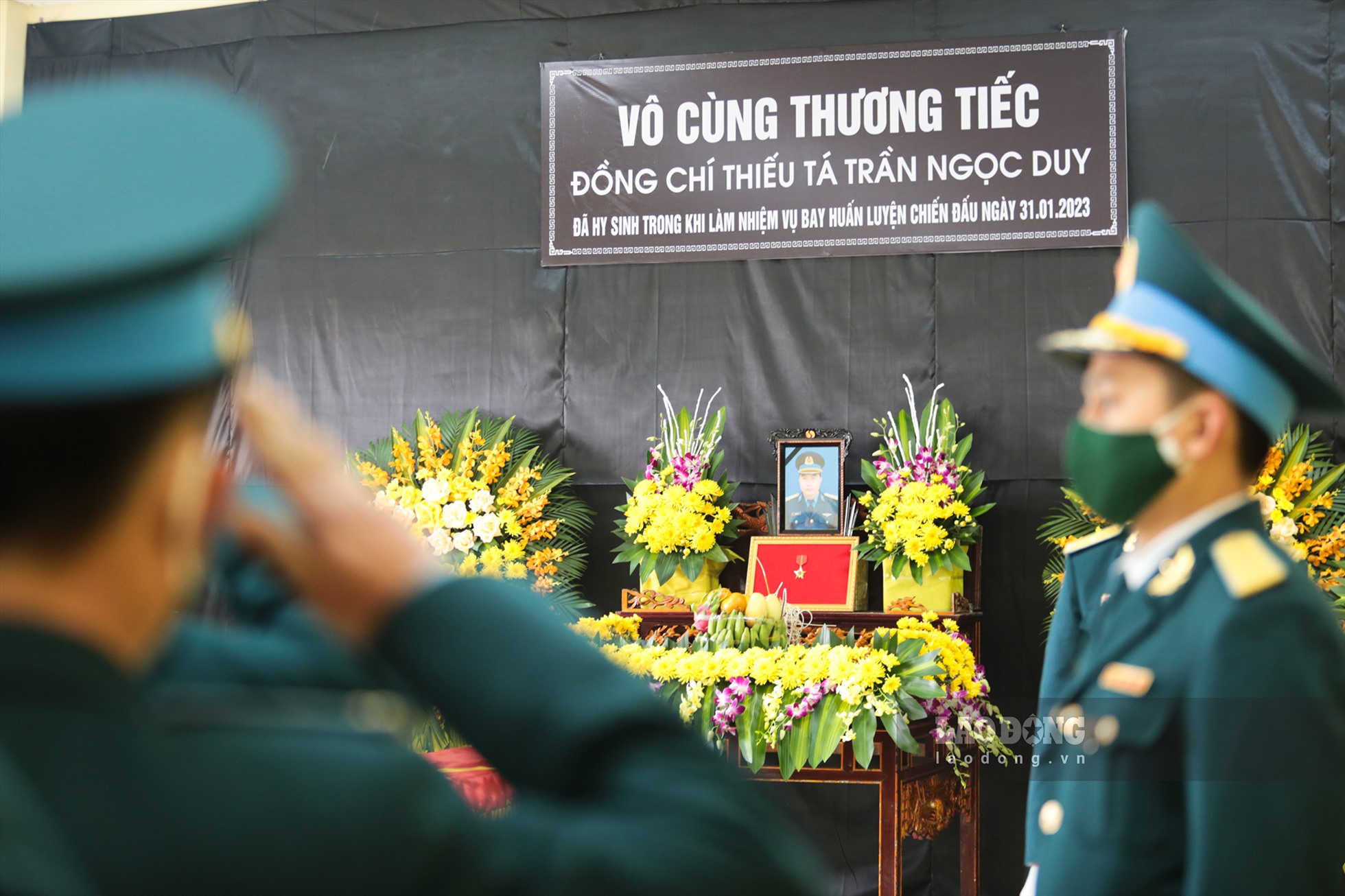 Trước đó, sớm 1.2, Bộ Quốc phòng đã ký quyết định truy thăng quân hàm thiếu tá trước thời hạn đối với Đại úy Trần Ngọc Duy, phi công hy sinh khi bay huấn luyện Su 22 tại sân bay Yên Bái.