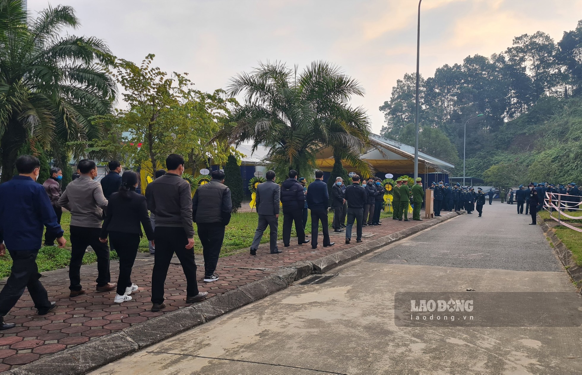 Ngay từ sớm 1.2, người thân cùng đồng đội đã đến Bệnh viện Đa khoa tỉnh Yên Bái tham dự tang lễ đại tá Trần Ngọc Duy - phi công hy sinh do rơi máy bay Su-22 tại sân bay Yên Bái.