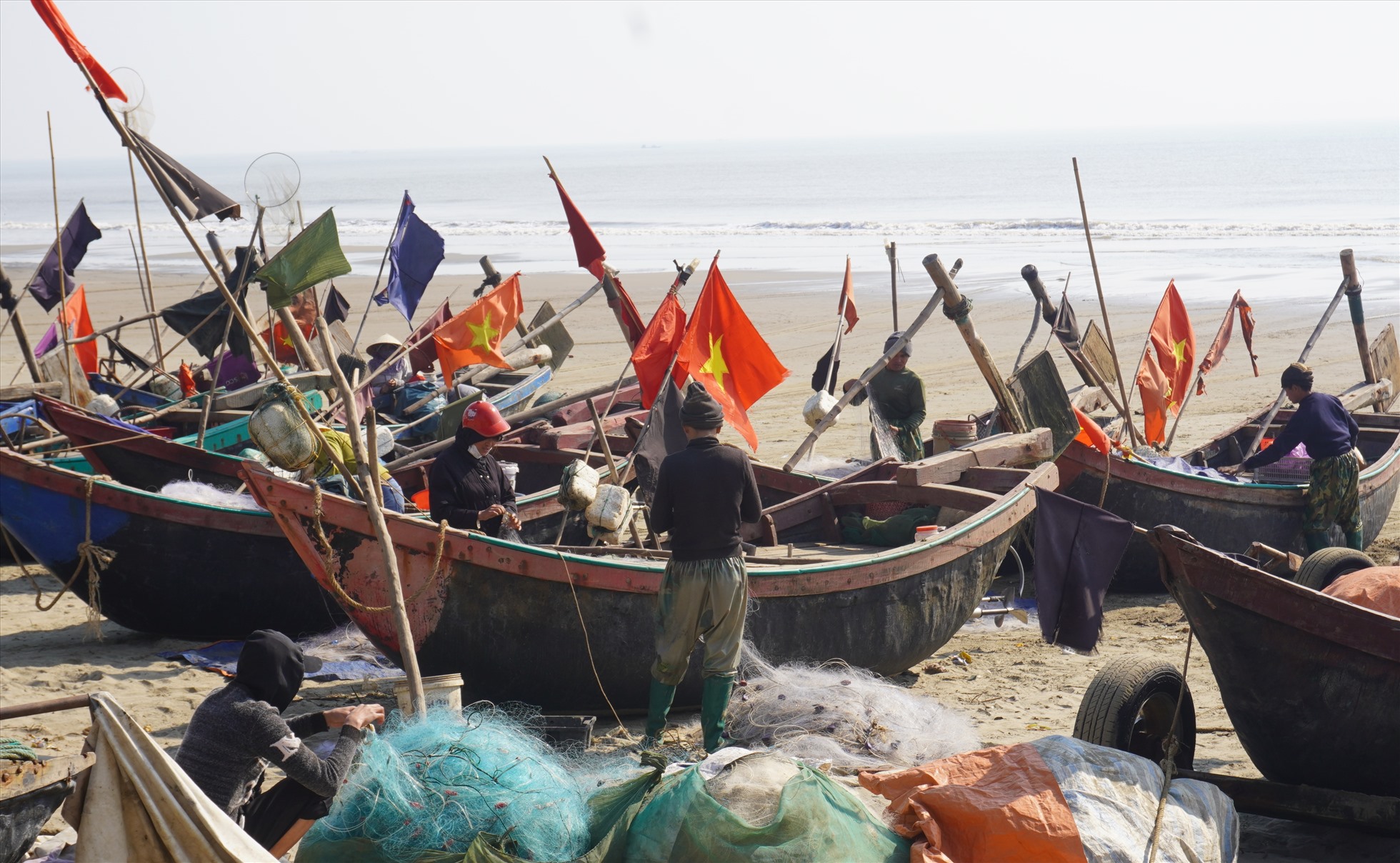 Ngư dân Sầm Sơn thu gom ngư lưới cụ, chuẩn bị sẵn sàng cho những chuyến biển tiếp theo. Ảnh: Quách Du