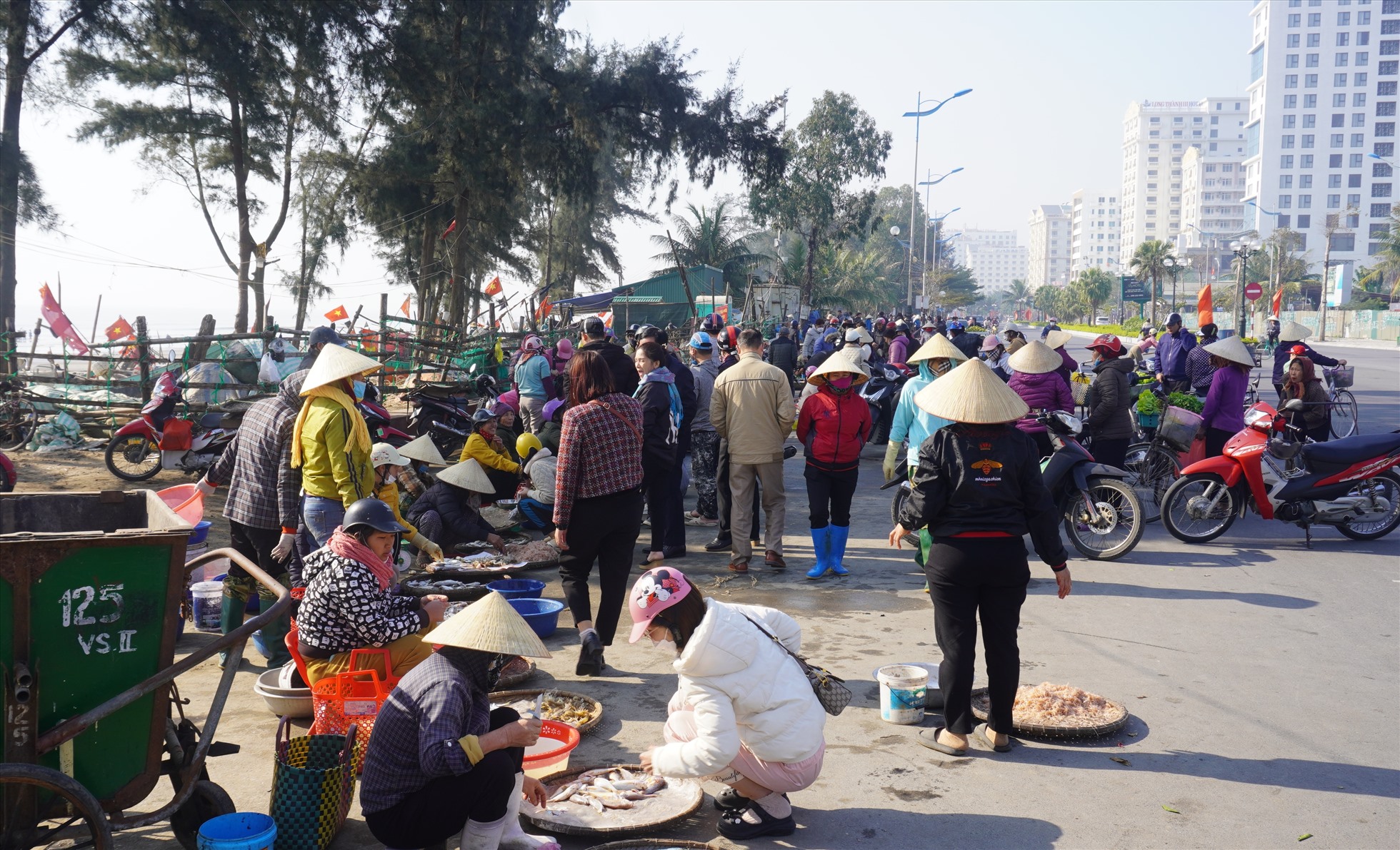 Người dân đứng chật kín khu vực bến thuyền (trên đường Hồ Xuân Hương, TP. Sầm Sơn) để mua hải sản. Ảnh: Quách Du