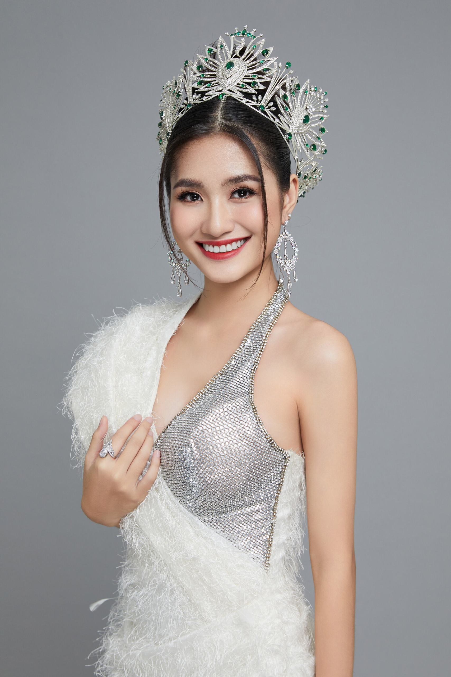 Hoa hậu Thanh Hà chuẩn bị các dự án du lịch, môi trường để dự thi. Ảnh: NVCC.